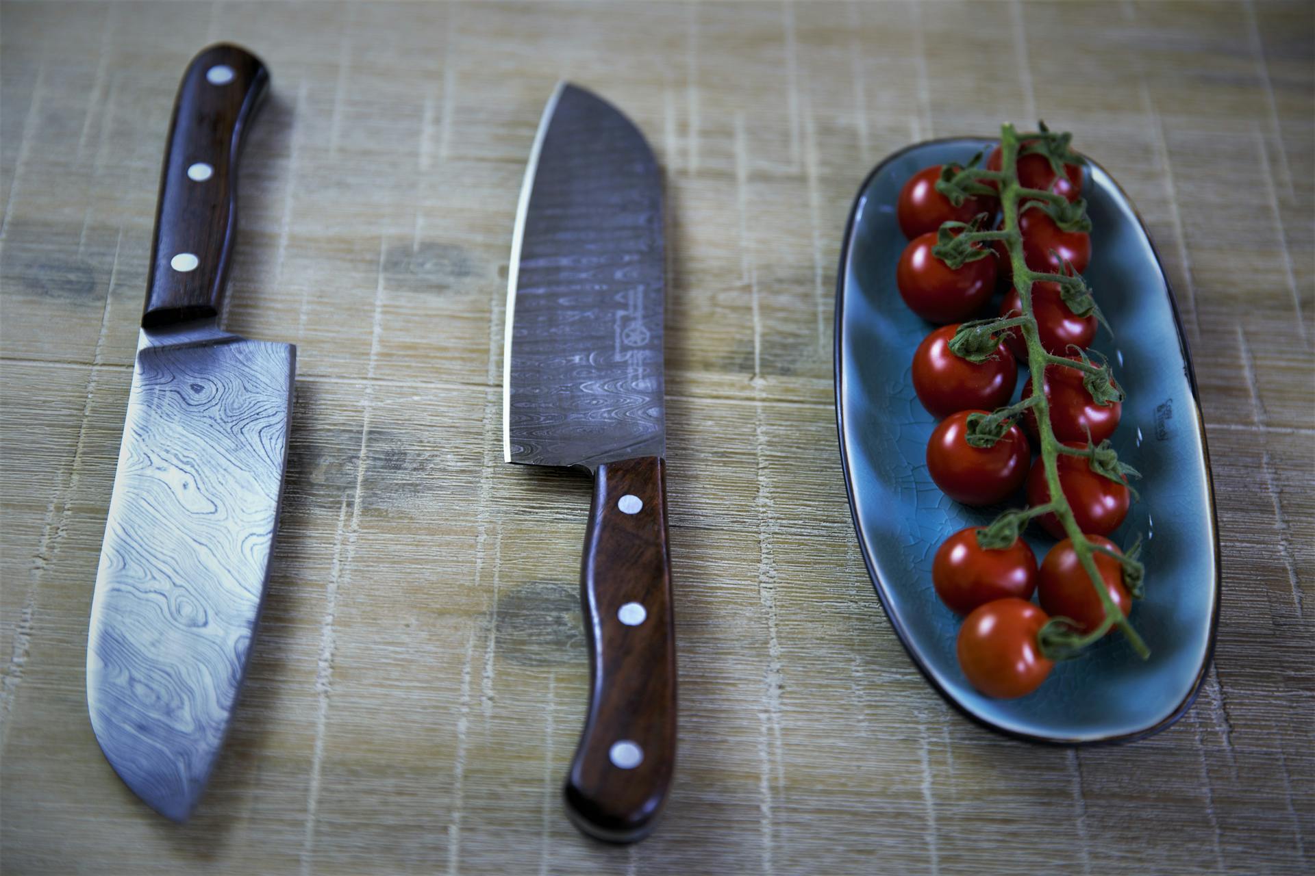 kitchen knives and small tomatoes, from Pexels, by Sternsteiger Stahlwaren